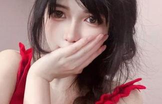 “一进壁纸，便是AT鲨的空姐写真，先落地再说？”；