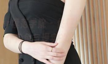 MFStar模范学院 – 佟蔓baby私拍：女仆角色与现实的模糊地带