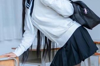 喵糖映画制服少女全集：一堆制服，脑海里却飞出许多画面，下载不负责哦！