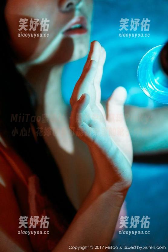 MiiTao蜜桃社-佩琦Pinky MiiTao蜜桃社 - 照片中的佩琦Pinky:小心!花嫁也有可能被角落的靴子绊倒!