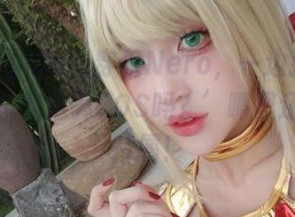 PuyPuyChan穿着Nero，一边摆Pose一边说‘我这算COS吗？’嘴里还挂着薯片屑！