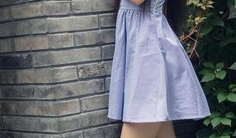 TouTiao头条女神 – 郭美美的校园壁纸，完美融合了花草树木的低调奢华