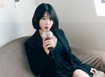 什么？Zia(지아)在拍深层按摩照片，感觉可以传递能量吧？