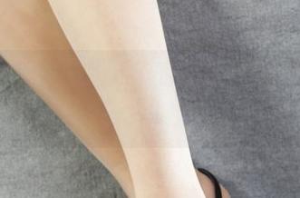 丽柜 – 老实说，英子的黑丝写真，用四个字形容一下：“我太懂了。”