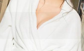克拉女神 – 看见菲菲的泳装“美图”,我都在想,我的泳衣都可以堆成山了