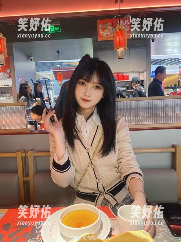 想象一下如果大肉丸Amiee的校服变得流行，这又是哪个年代的更新？