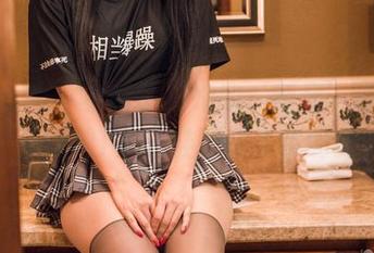 头条女神 – 小晴子和她的‘裸足’原图：地面是她的T台，鞋子是多余的配饰。