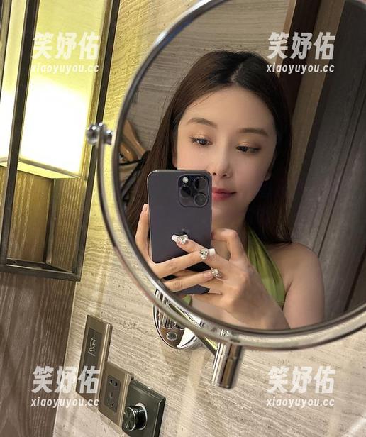 奶雯 微密圈 - 原图众生相!奶雯的超短黑皮裙,连我这个看客都忍不住想试试,下载了事!