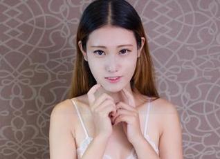 尤物馆 – 照片里的王紫琳当护士，眼神却有种“我很忙，但我依然爱你”的慵懒感，真有意思！