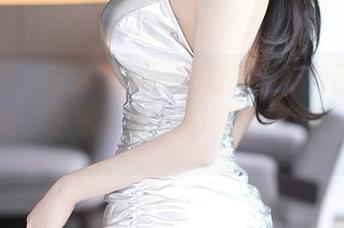 尤蜜荟 – 左冰Queen的白衬衫与自己之间的对话，仿佛原图不是地图，而是一扇窗。