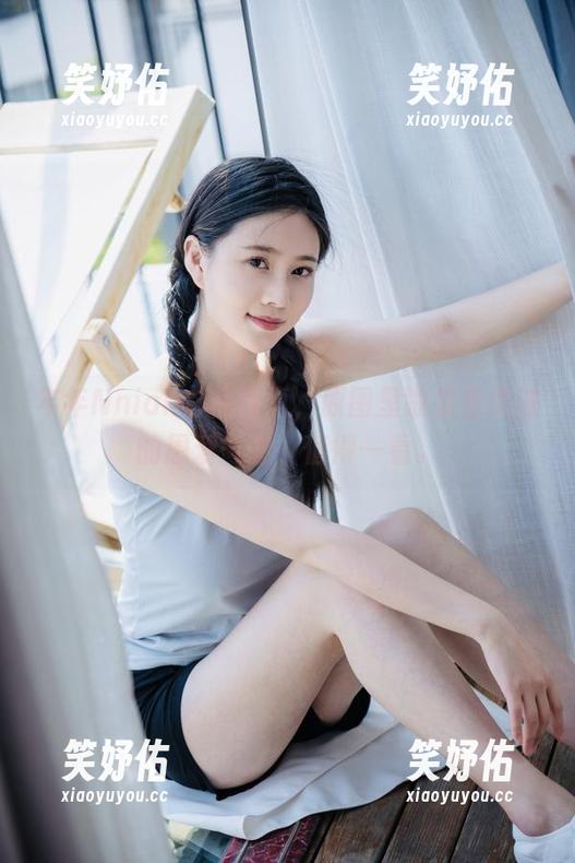 年年Nnian白裙写真，原图里散发着浓浓的恩爱气息，值得一看。