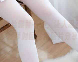 啧,这薄白丝露背毛衣,让人忍不住多瞧几眼!森萝财团私拍图片分享中。