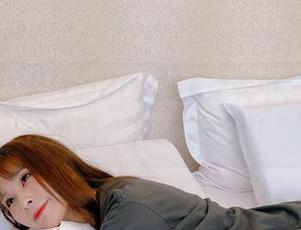 沉浸在泥泥汝的OL女郎A之美中，图包正在热销，下载来解渴！