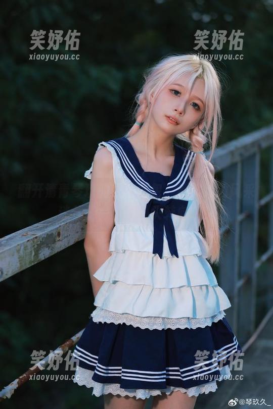 清青琴玖 翻开清青琴玖的眼镜图包,别被她的风采迷住了,小心晕头转向哦!