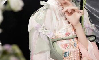 原图里的爆机少女喵小吉，似乎在和镜花水月对话，图集里每一帧都好像在等我发现！