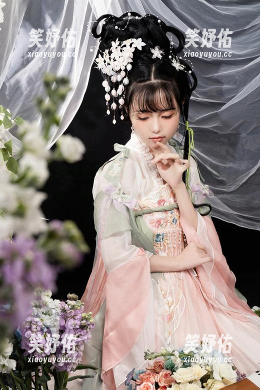 爆机少女喵小吉 原图里的爆机少女喵小吉,似乎在和镜花水月对话,图集里每一帧都好像在等我发现!