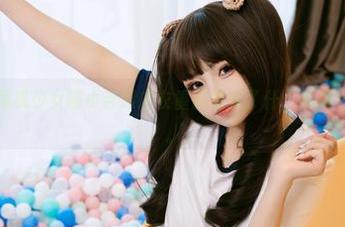 美图秀秀，爆机少女喵小吉用皮衣重新定义了什么叫做“野性未驯”。