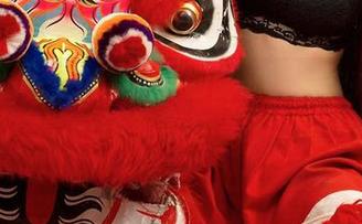 爱尤物 – 张团团的最新图册:丝袜交响曲,一场视觉的‘袜’战