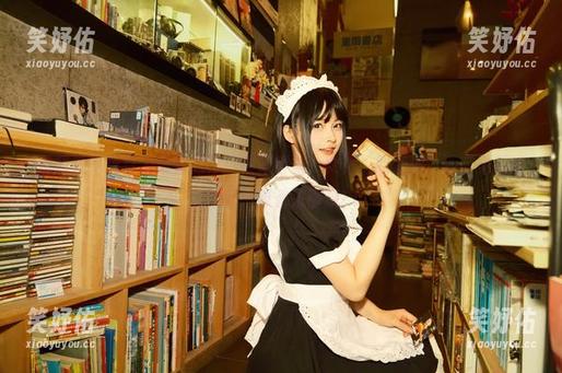 白莉爱吃巧克力 白莉爱吃巧克力最新力作:在深巷里,女仆、原理猪、还有飞天的汉堡,等你来围观!