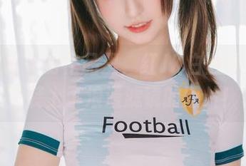 神乐坂真冬的作品里，红JK白丝居然让教室装上了浪漫滤镜的照片！