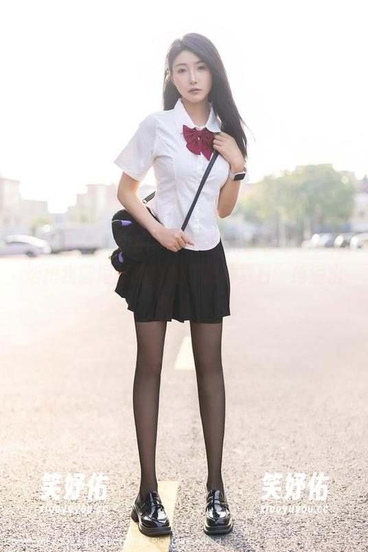 秀人网-小Kiki 秀人网 - 小Kiki一个无圣光泳装写真,活活把我脑海里想象的“那种夏日”给逼出来了。
