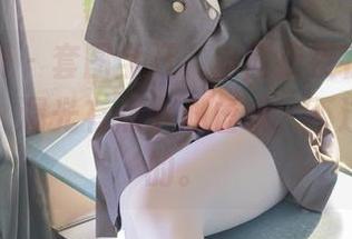 稚乖画册 – 套图全开,赤西夜夜在泳池边的姿态,漏光有点小心虚哦,不过挺好奇的。