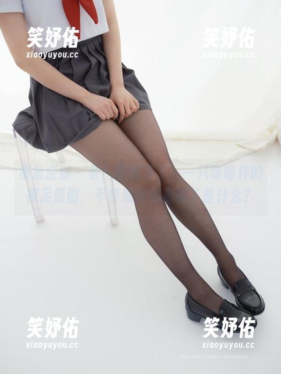 紧急企划-一只喵喵梓 紧急企划 - 看!福利来了,一只喵喵梓的裸足原图,不禁想问她是踩了些什么?