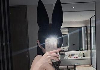 微密圈 – 脸红Dearie与海浪的合奏：高清壁纸，连浪花都在打call。