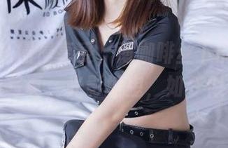 袜啵啵 – 慢慢享受,薄咖啡丝下的小甜豆高清写真,光影摇曳,如梦似幻。