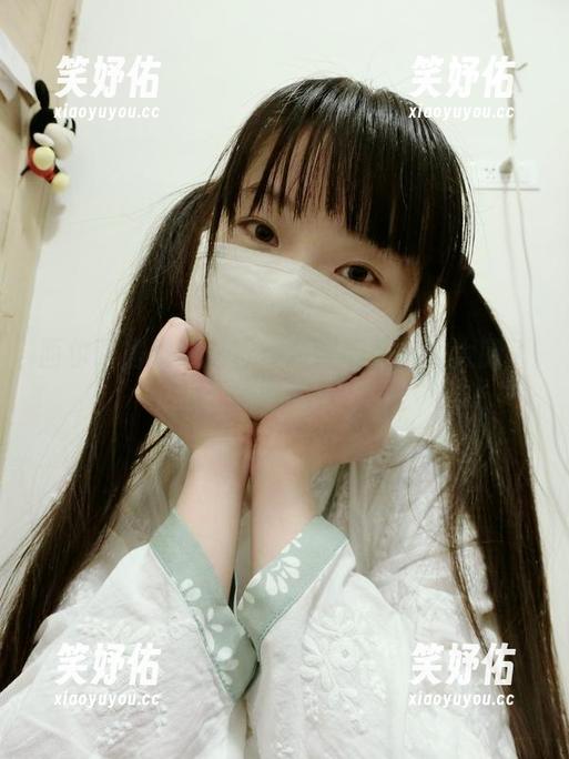 西尔酱 西尔酱居然敢这样穿露背毛衣,太大胆了吧?