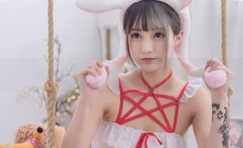 错位的铁板烧鬼舞w全套图集，吊带玩得花样多