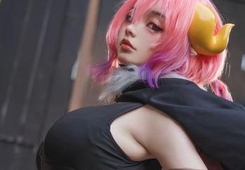 虽说是体操服，阿寨寨的套图却更像舞台剧的拼图