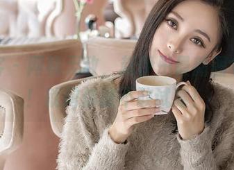 青豆客 – 网袜无敌，赵伊彤最新图包上线！就问你敢不敢试驾！
