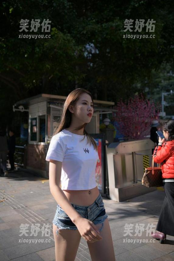 魔镜街拍-楼楼 魔镜街拍 - 不只是白色连衣裙,楼楼在线图集里的意味,让咱在思考什么呢?