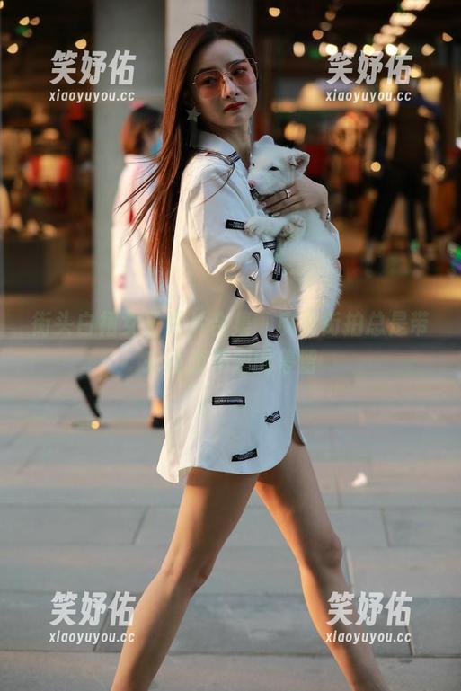 魔镜街拍 街头白裙女子图片合集,魔镜街拍总是带来意想不到的停留